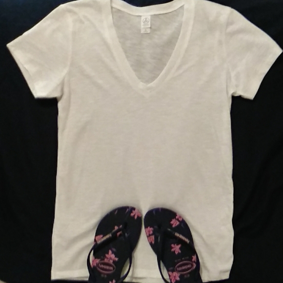 1 SM. Left NWOT 100% Cotton V-Neck Soft Tee - Picture 2 of 5